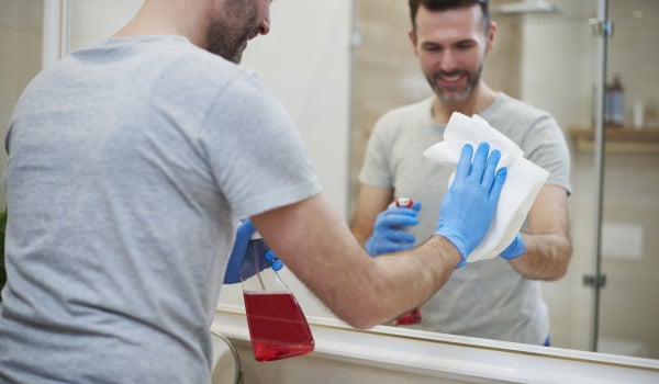 Czym umyć szklaną półkę w łazience?