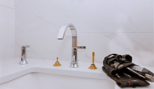 Jak odetkać umywalkę?	