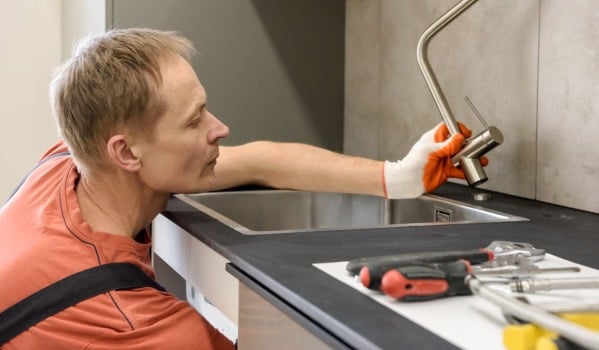 Jak odetkać zlew kuchenny? Domowe sposoby na jego udrożnienie