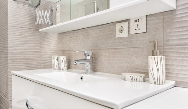 Gdzie zawiesić półki łazienkowe?